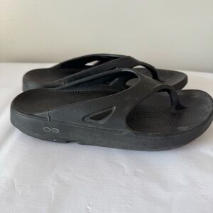 OOFOS Size 8 Women’s Ooriginal Thongs Flip Flop Sandals in Black